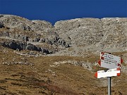 46 Il sentiero del Merlas prosegue in salita verso Capanna 2000 con vista su contrafforti Arera
